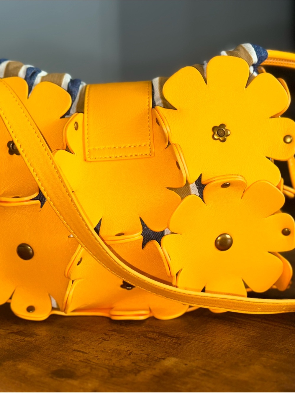 KURT GEIGER LONDON CHELSEA FLOWERS YELLOW LEATHER BAG - Picture 3 of 5